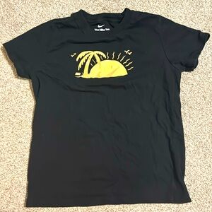 Nike large black tea with a sun